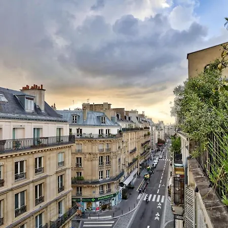 For 8 People In Republique
